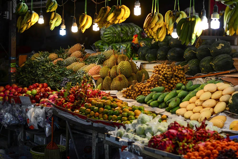 Những hàng hoa quả rực rỡ sắc màu